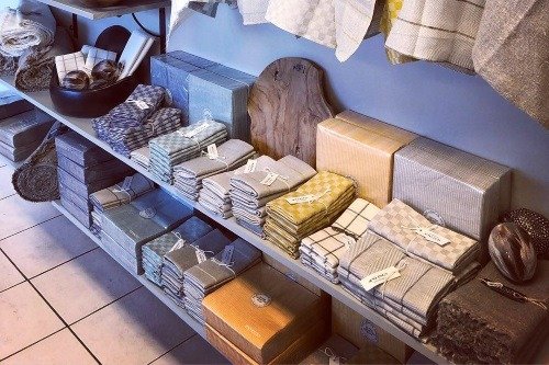 Hylla med linneprodukter