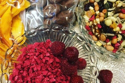 Nötter och torkad frukt i skålar