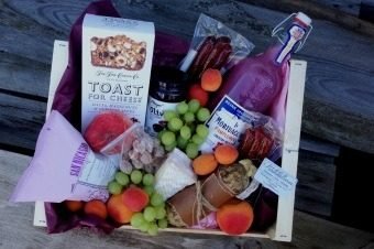 Presentkorg med delikatesser