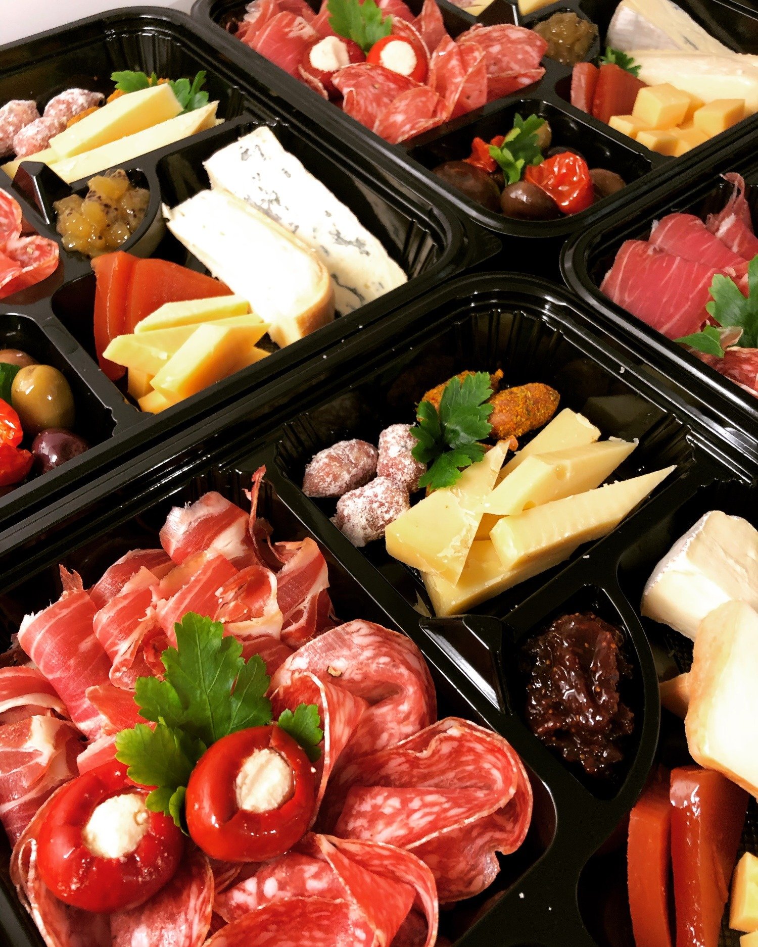 Flera bufféfat med chark och ost, uppdukade tillsammans