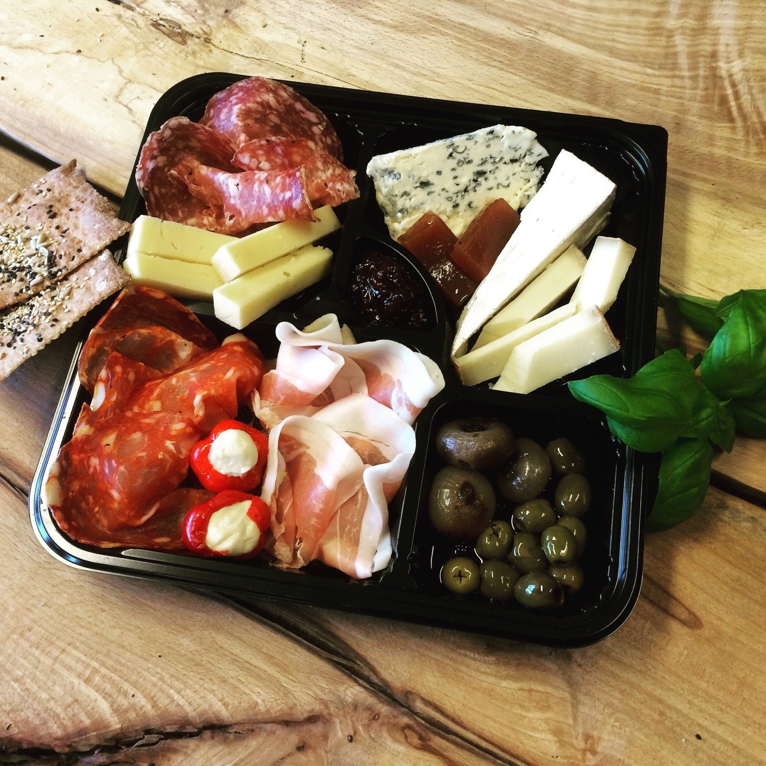 Tapastallrik med chark, ost och oliver
